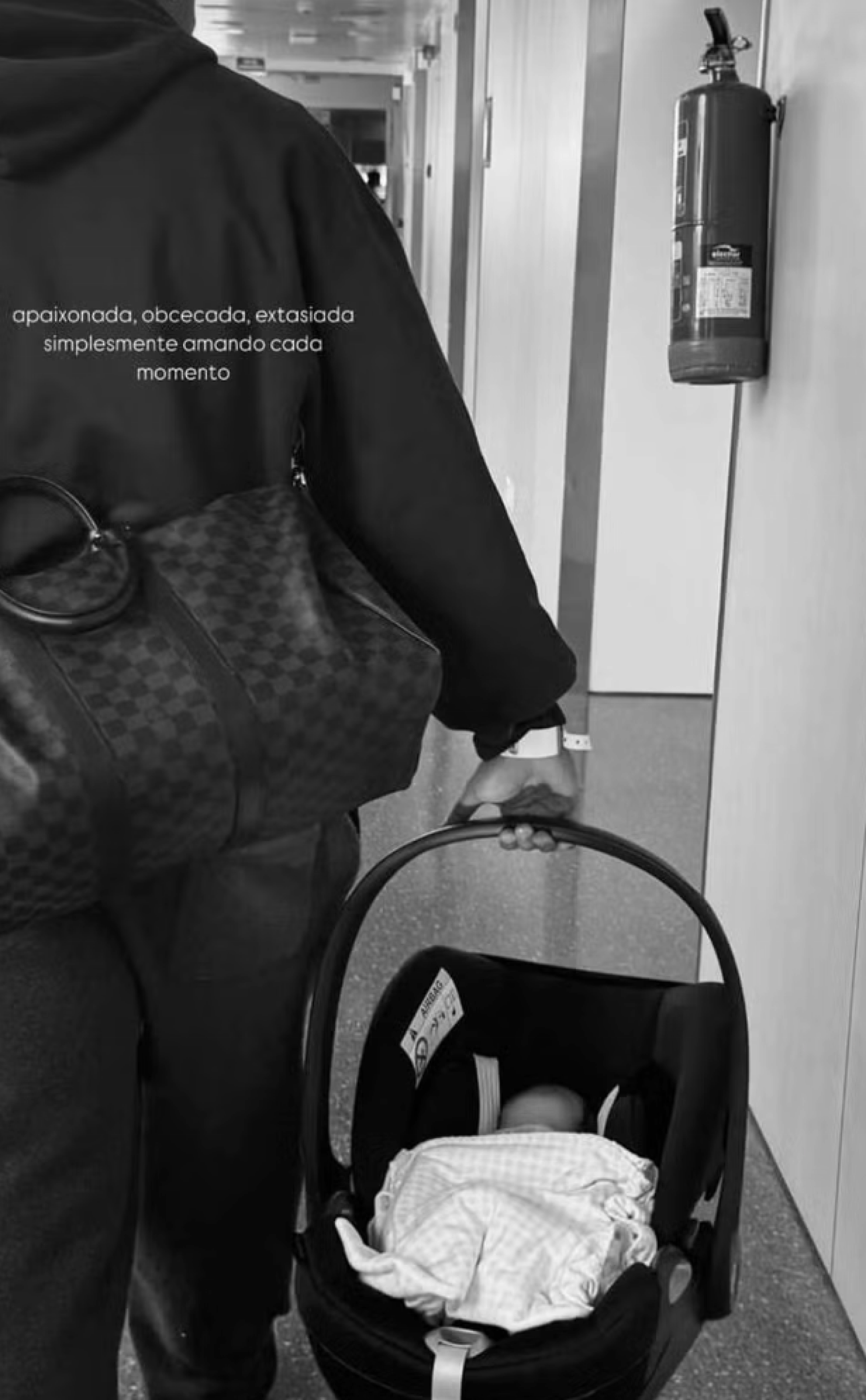 Giovanna Buscacio e João Mendes celebram o nascimento de Teresa - reprodução Instagram