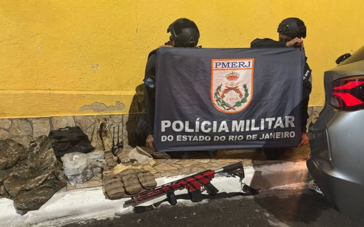Com os presos foram apreendidos: 01 fuzil AR 10 cal. 7.62; 01 veículo clonado; 02 rádios transmissores; drogas e equipamentos táticos militares