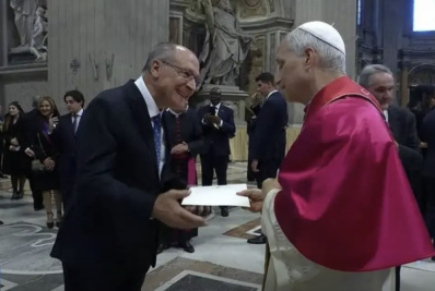 Alckmin entrega ao Papa convite para visitar o Brasil durante a COP30