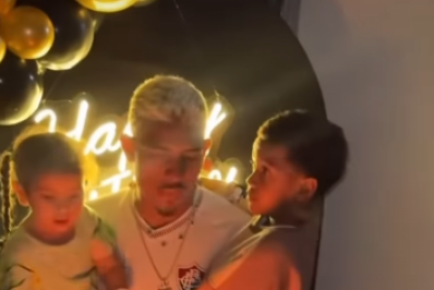 Emprestado, John Kennedy veste camisa do Fluminense em festa