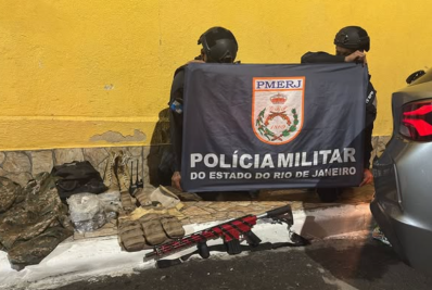 PM prende três criminosos com fuzil, carro clonado e drogas na divisa entre Caxias e Belford Roxo