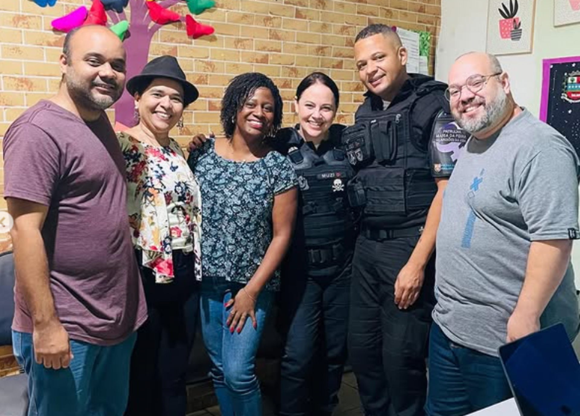 Policiais do 24&ordm; BPM com o corpo t&eacute;cnico da Escola Municipal Washington Manoel de Souza - Divulga&ccedil;&atilde;o / 24&ordm; BPM