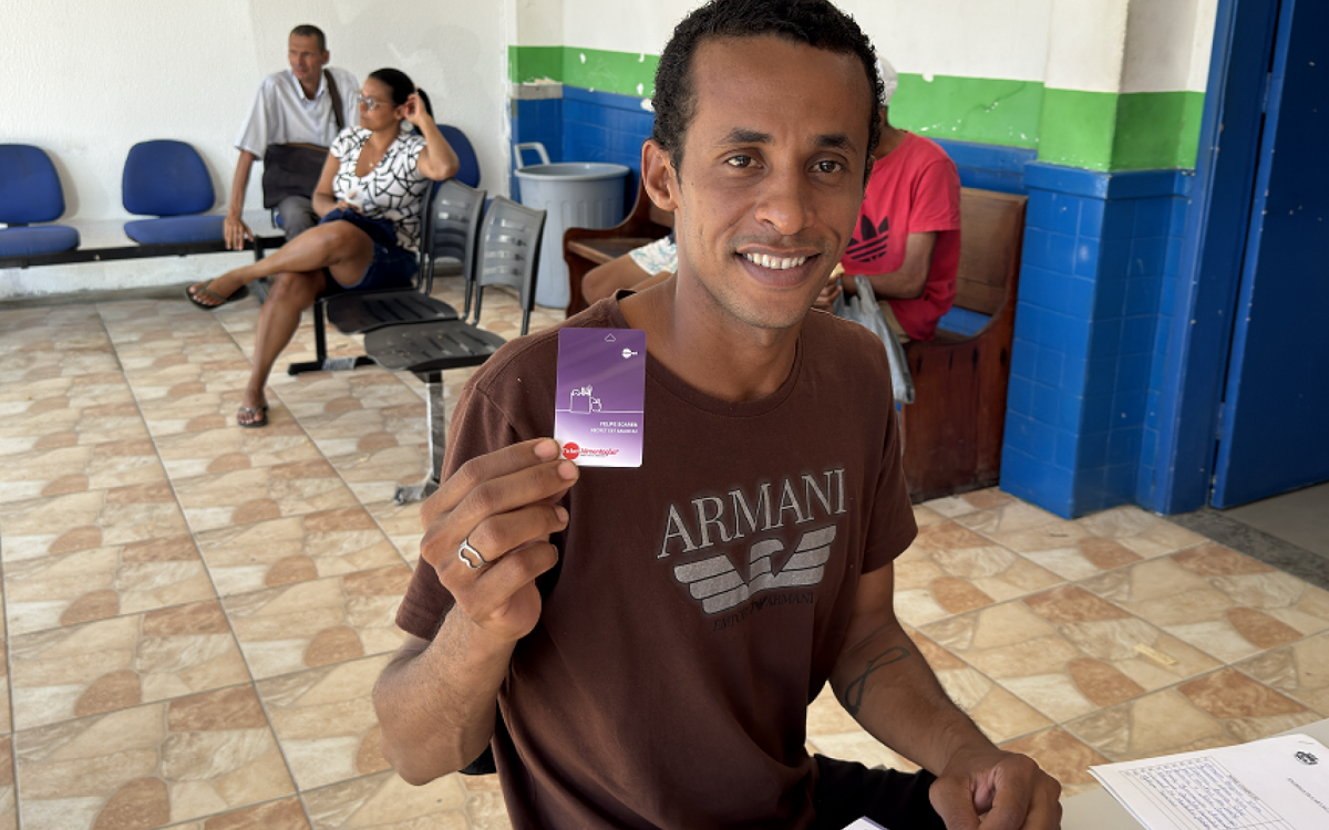 Felipe Soares, de 29 anos, morador do bairro Eucaliptos, com seu cartão alimentação