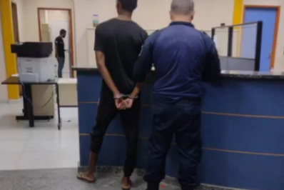 Adolescente é detido pela GM após furto de celular no Centro de São Pedro da Aldeia