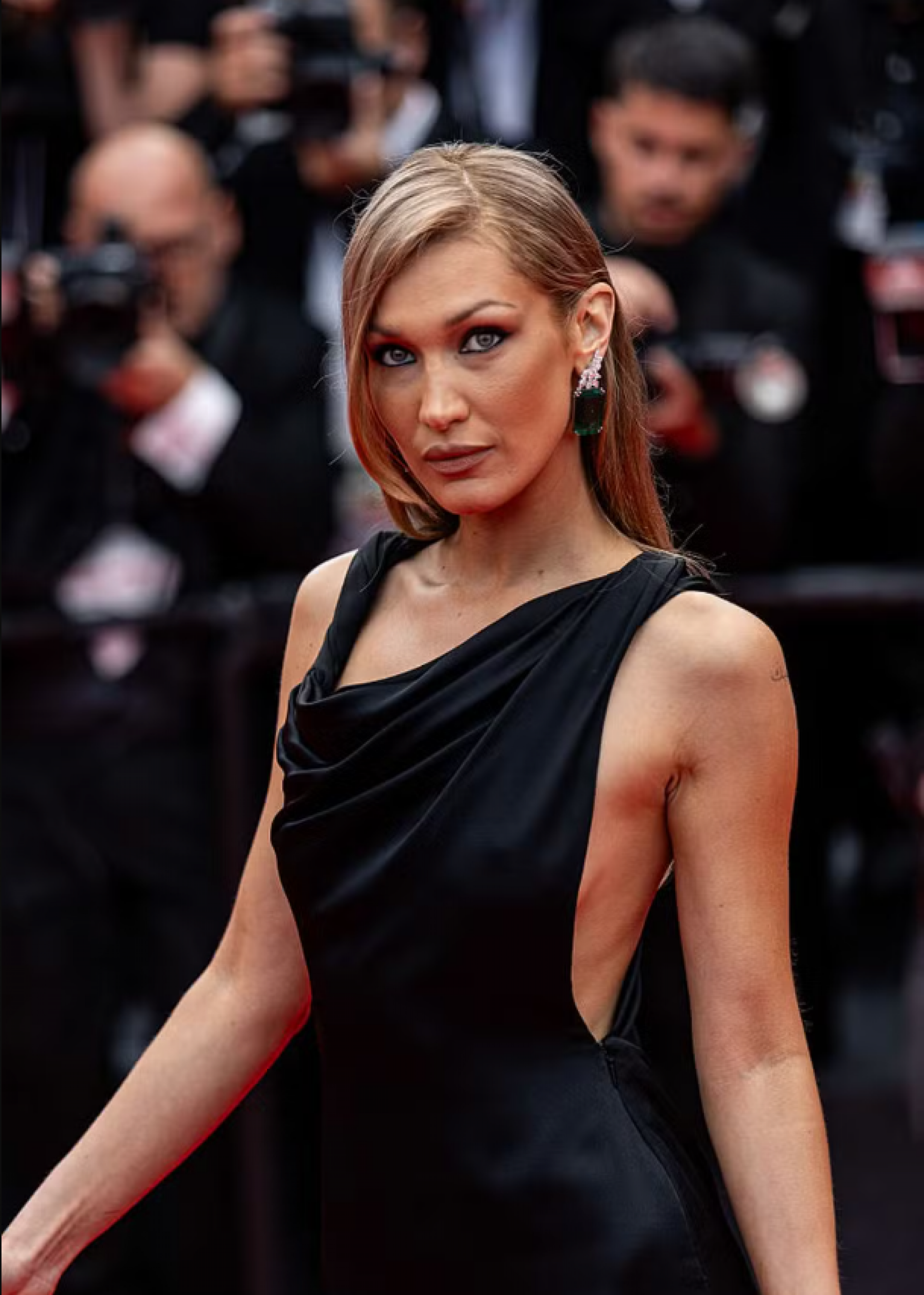 Bella Hadid com vestido da Saint Laurent - Getty Images/reprodução