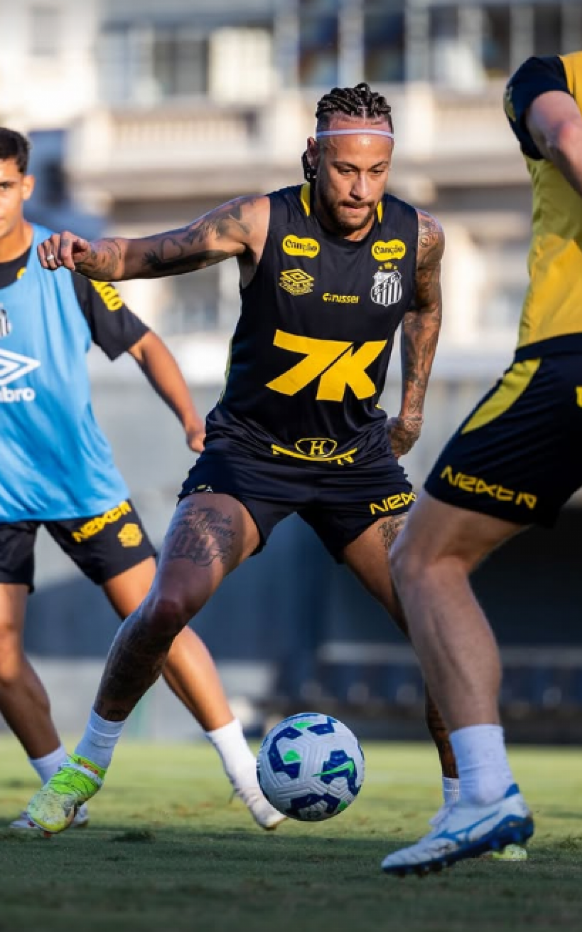 Com novo visual, Neymar volta a treinar com os companheiros de Santos - Reprodu&ccedil;&atilde;o de Instagram / @neymarjr