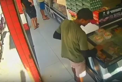 Homem é flagrado furtando picanha importada de açougue em Cabo Frio