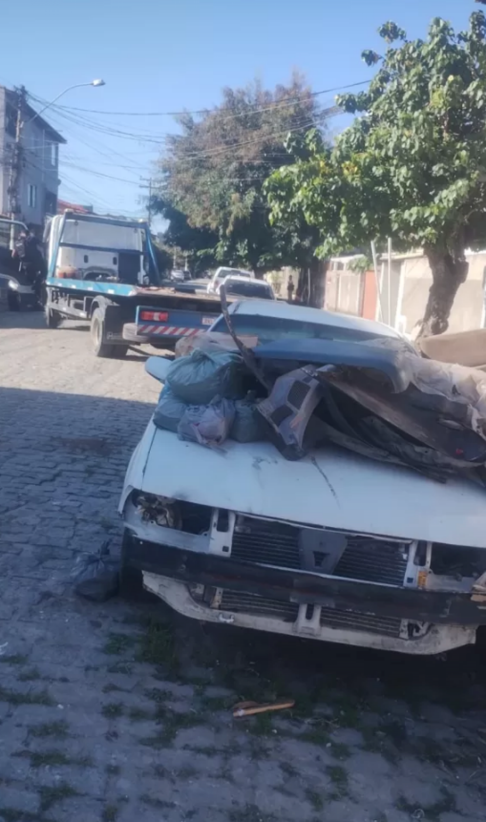 Carro &eacute; rebocado  - Reprodu&ccedil;&atilde;o 