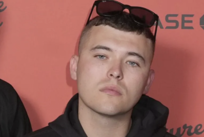 Rapper é indiciado por terrorismo após exibir bandeira do Hezbollah em show em Londres