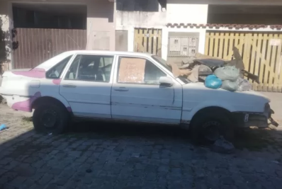 Veículos abandonados são recolhidos no bairro Guarani, em Cabo Frio