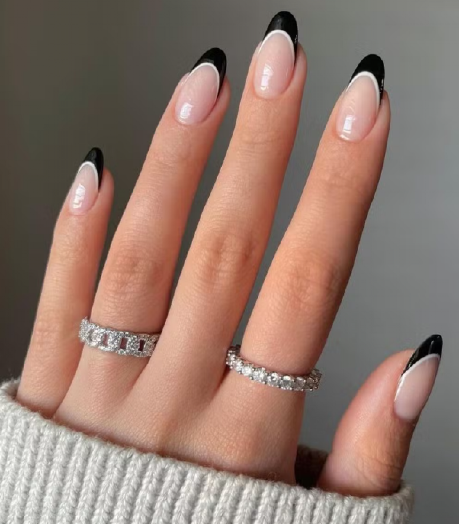 Releitura moderna da francesinha, Licorice French &eacute; marcada pela ponta preta em vez do cl&aacute;ssico branco - Reprodu&ccedil;&atilde;o/internet