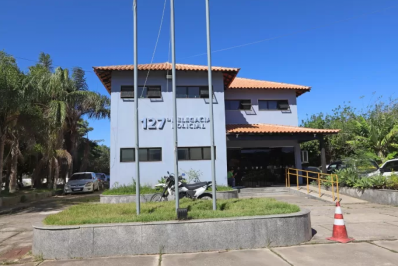 Criança de três anos é vítima de importunação sexual em ponto de ônibus em Búzios