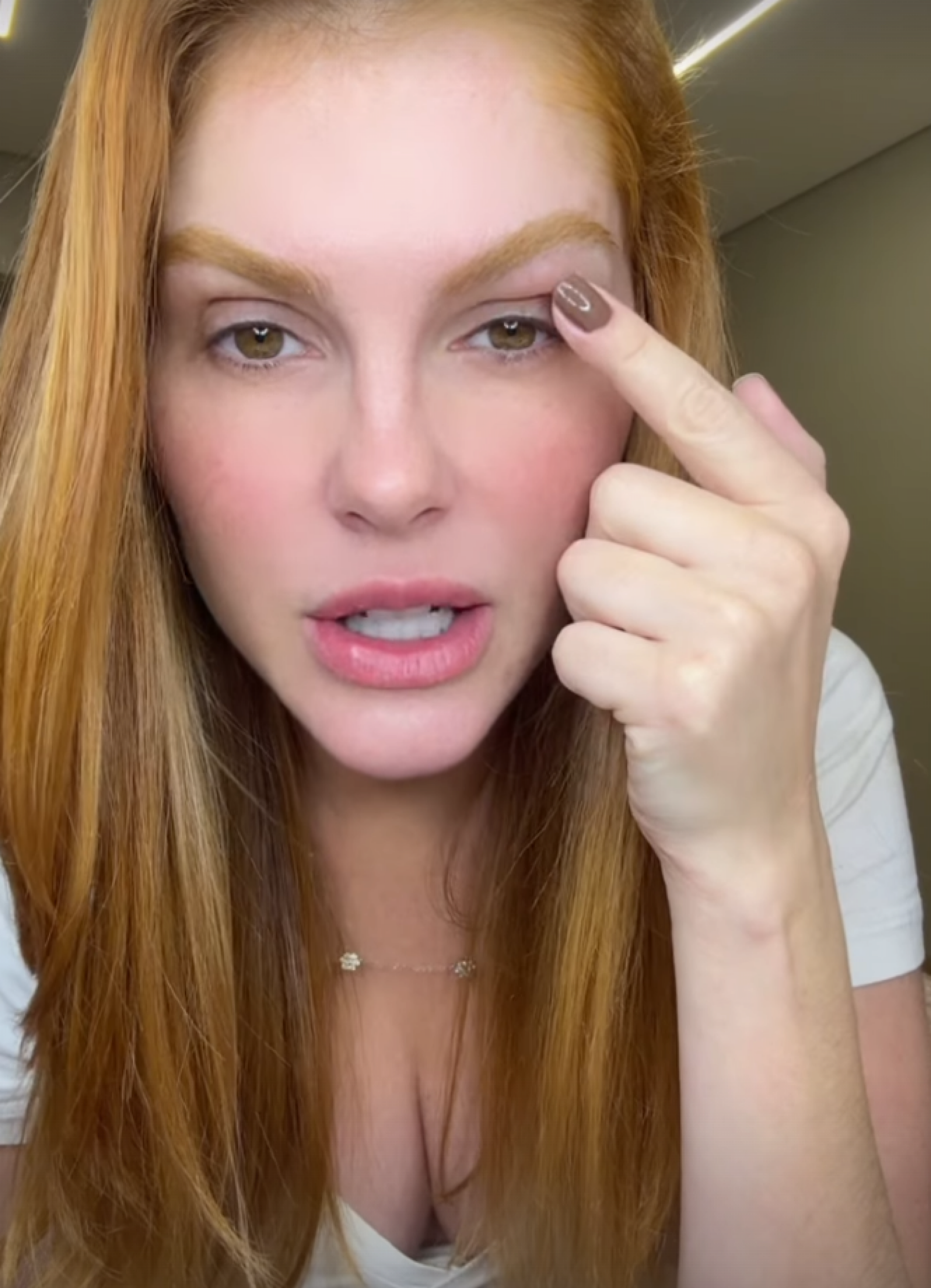 Barbara Evans renova visual, enfrenta alergia e comenta reação: