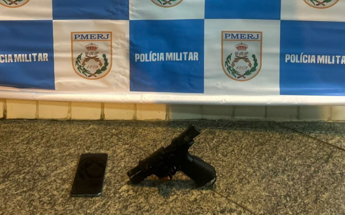 O adolescente foi apreendido com uma pistola e um aparelho celular, ele tamb&eacute;m &eacute; acusado de um outro homic&iacute;dio