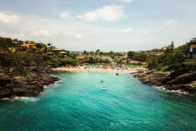 Quiosques da Praia da Ferradurinha, em Búzios, têm atividades suspensas após descumprirem normas municipais