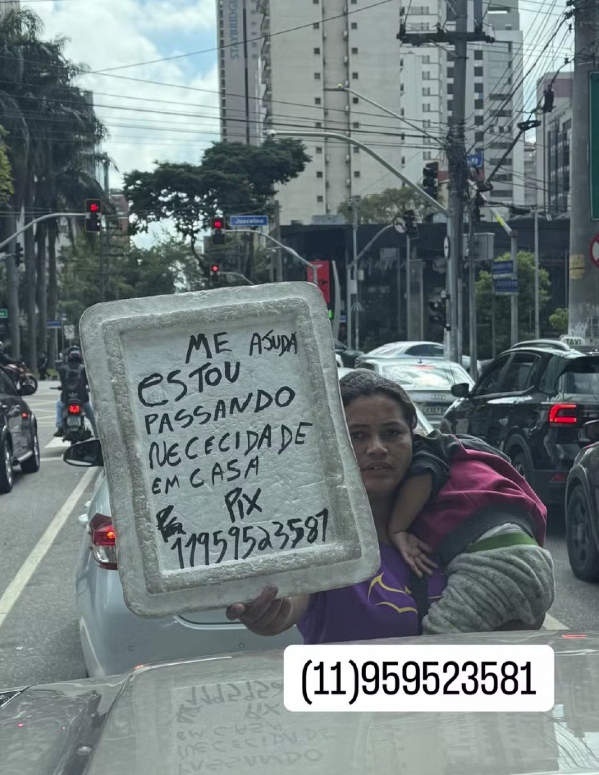 Nicolas Prattes faz doação para mulher no Rio e compartilha ação nas redes sociais  - reprodução Instagram