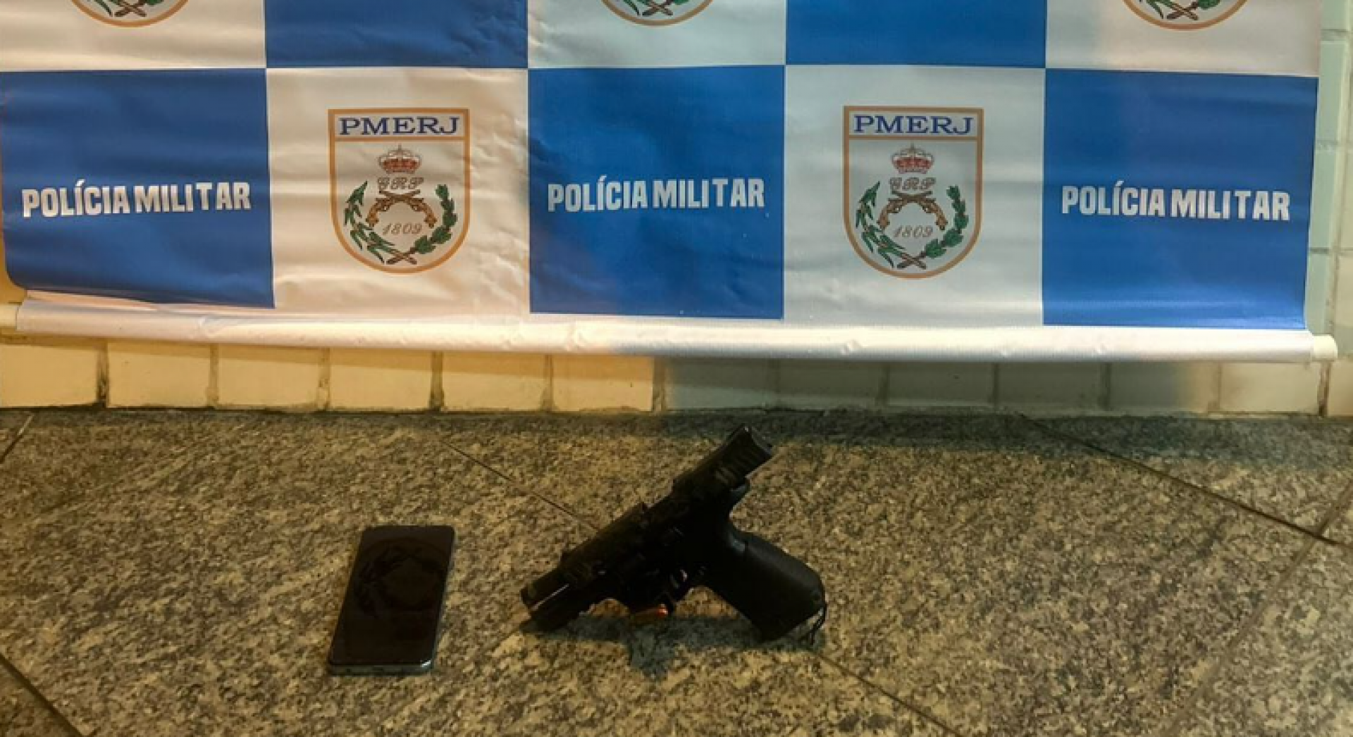 O adolescente foi apreendido com uma pistola e um aparelho celular, ele tamb&eacute;m &eacute; acusado de um outro homic&iacute;dio - Divulga&ccedil;&atilde;o / 24&ordm; BPM