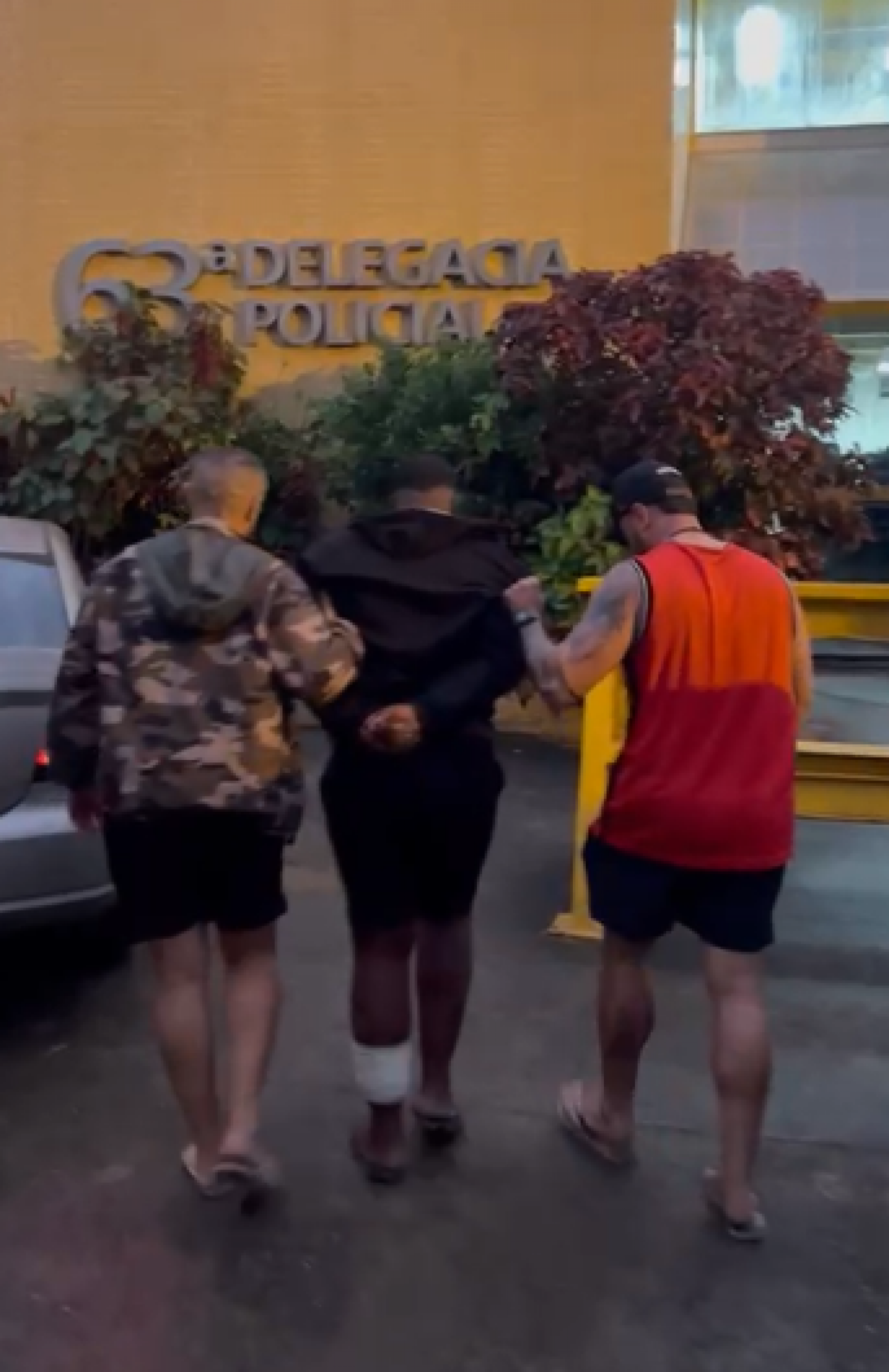 O adolescente apreendido foi conduzido para o registro da ocorrência policial na 63ª DP pelos policiais militares da P2 do 24º BPM