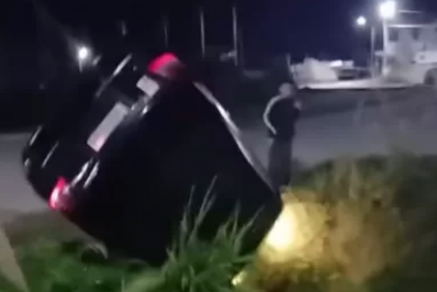 Condutor perde controle e cai com veículo em valão no bairro Boa Vista, em Iguaba Grande