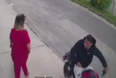 Tentativa de assalto a mulher é registrada por câmera no bairro Nova São Pedro, em São Pedro da Aldeia