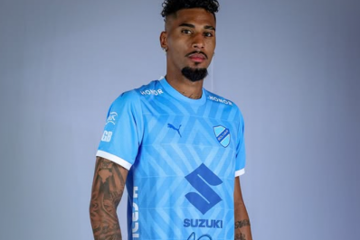 Brasileiro denuncia racismo de torcedores do próprio clube onde joga