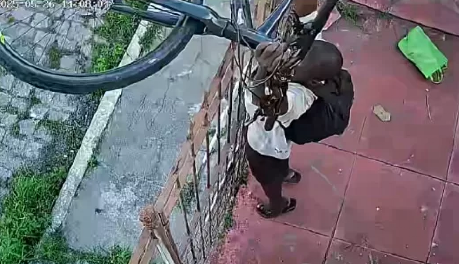 Bicicleta &eacute; furtada  - Reprodu&ccedil;&atilde;o/C&acirc;mera de seguran&ccedil;a 