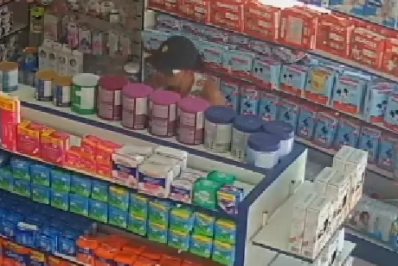 Câmera de segurança flagra furto em farmácia de Arraial do Cabo