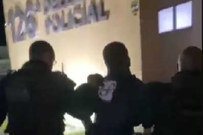 Homem com mandado de prisão por tráfico é detido após reconhecimento facial em Cabo Frio