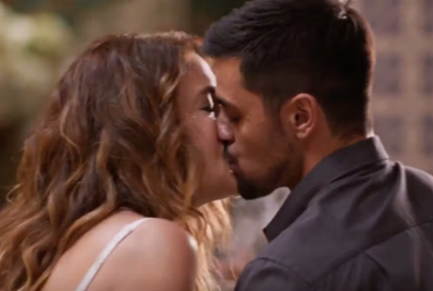 Filipa beija Danilo durante ensaio de peça e é flagrada por Jaques em 'Dona de Mim' 