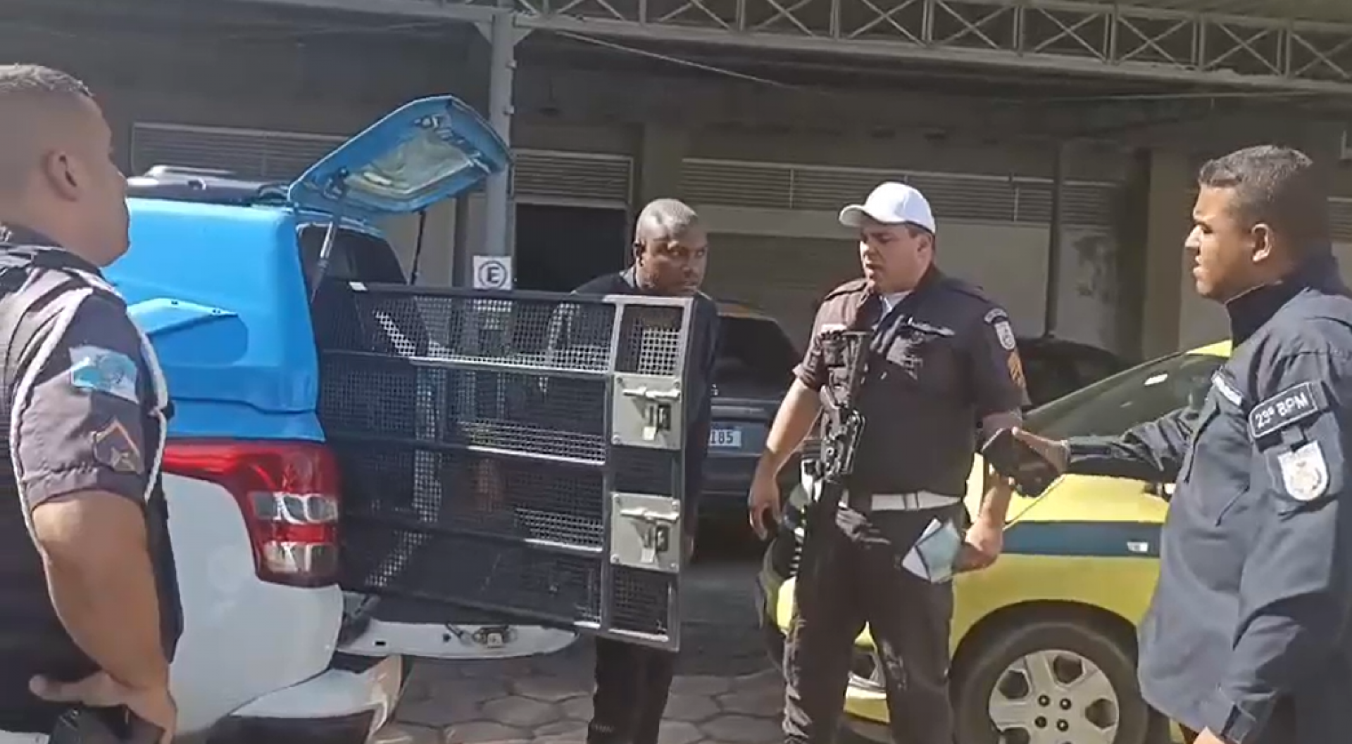 O motorista do táxi e o segundo homem foram conduzidos para a delegacia - Reprodução