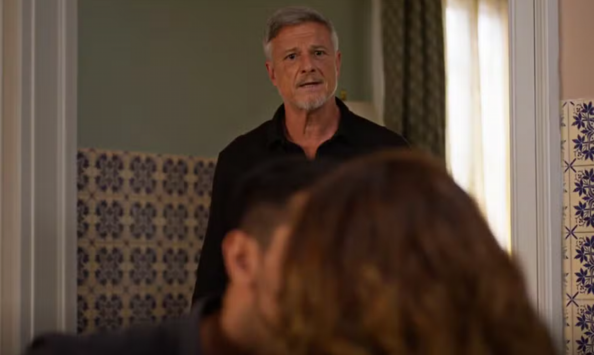 Beijo entre Filipa e Danilo surpreende Jaques - TV Globo