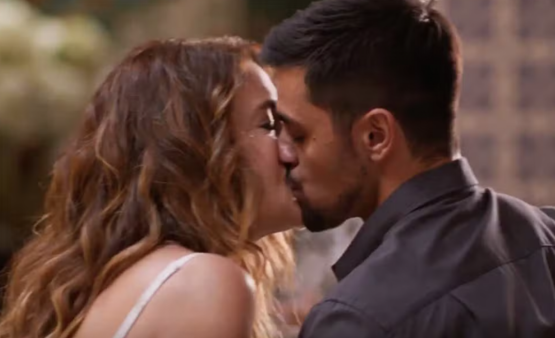 Filipa beija Danilo durante ensaio de peça  - TV Globo