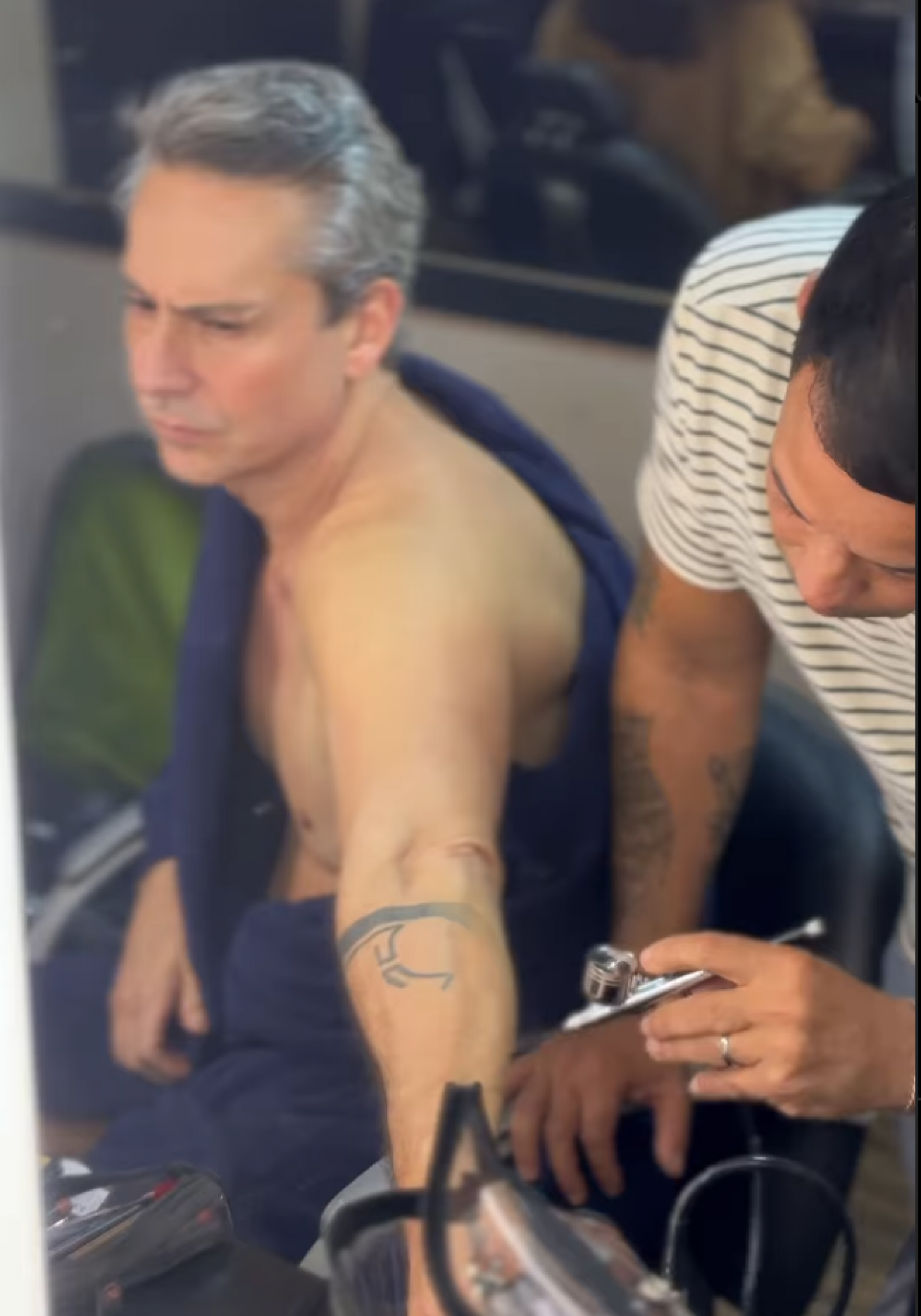 Alexandre Nero revela truque usado para esconder tatuagens em 
