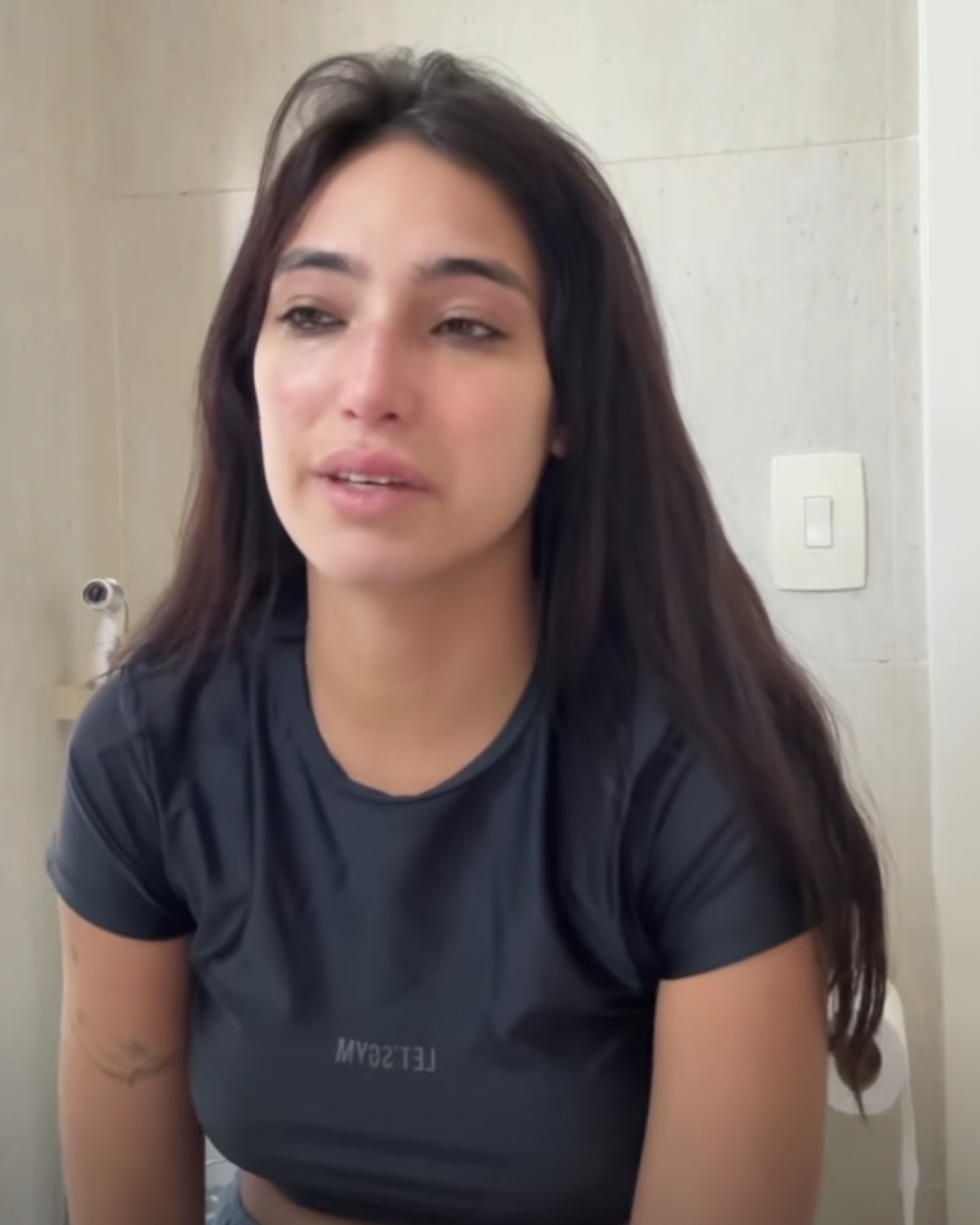 Vanessa Lopes chora ao comentar fechamento de academia de dança  - reprodução Instagram