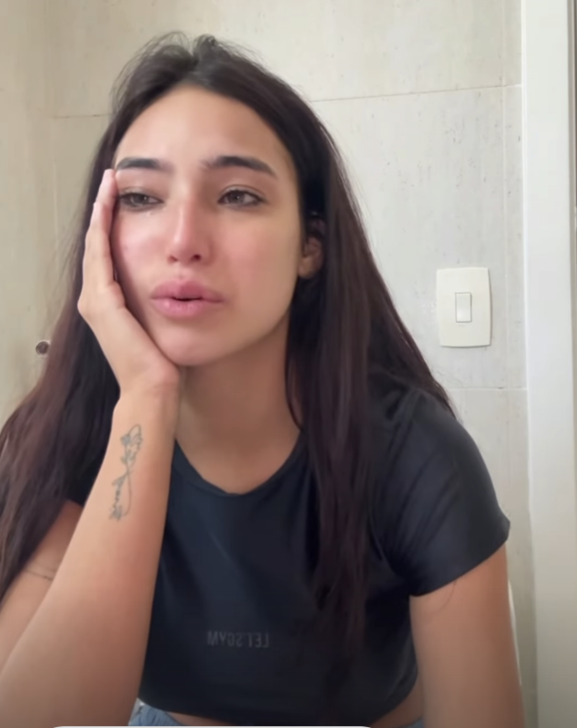 Vanessa Lopes chora ao comentar fechamento de academia de dança  - reprodução Instagram