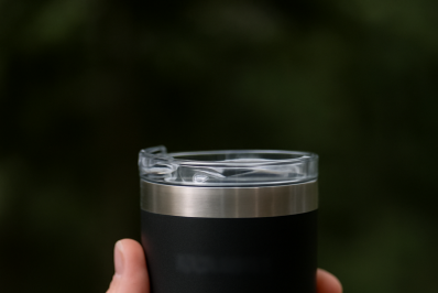 Da cerveja gelada à arma quente: copo famoso causa estragos