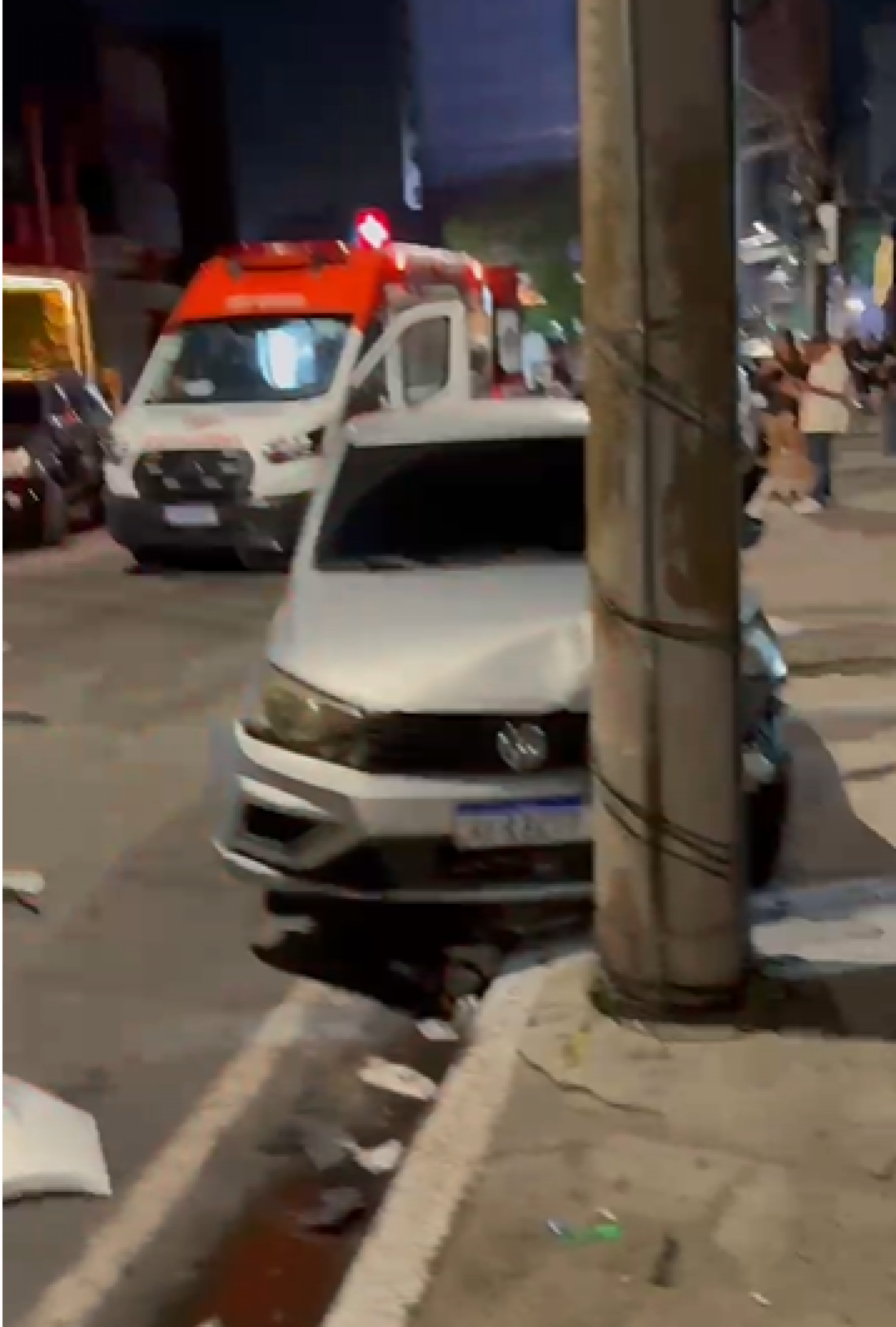 Um dos carros colidiu no poste 