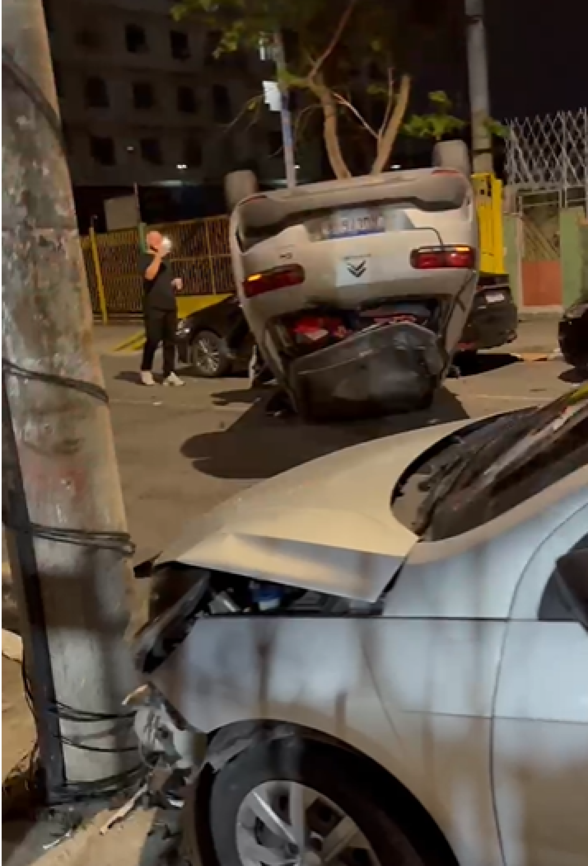 Após a colisão, um dos carros capotou e outro atingiu o poste