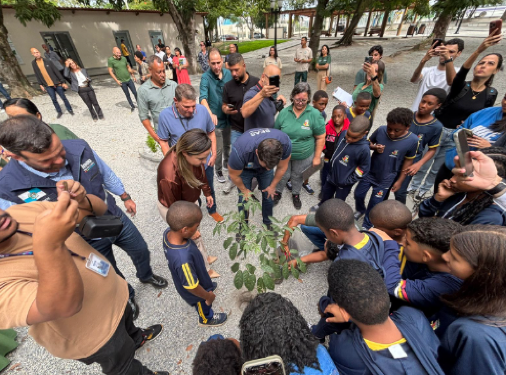 Prefeita e o Secretário, acompanhados por alunos da rede municipal de ensino, participaram do plantio simbólico de mudas - Ascom