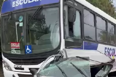 Acidente com carro, caminhão e ônibus escolar interdita RJ-102, em Búzios