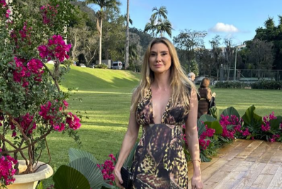 Lavinia Vlasak aparece com novo visual e posa com o marido 