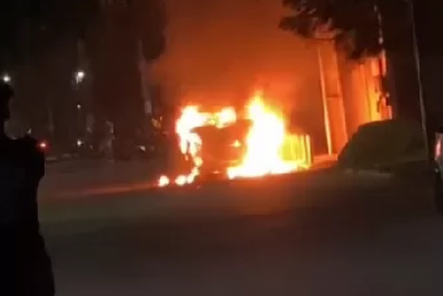 Carro pega fogo no bairro Jardim Esperança, em Cabo Frio