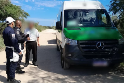 Van de turismo é flagrada em estacionamento irregular em Arraial do Cabo