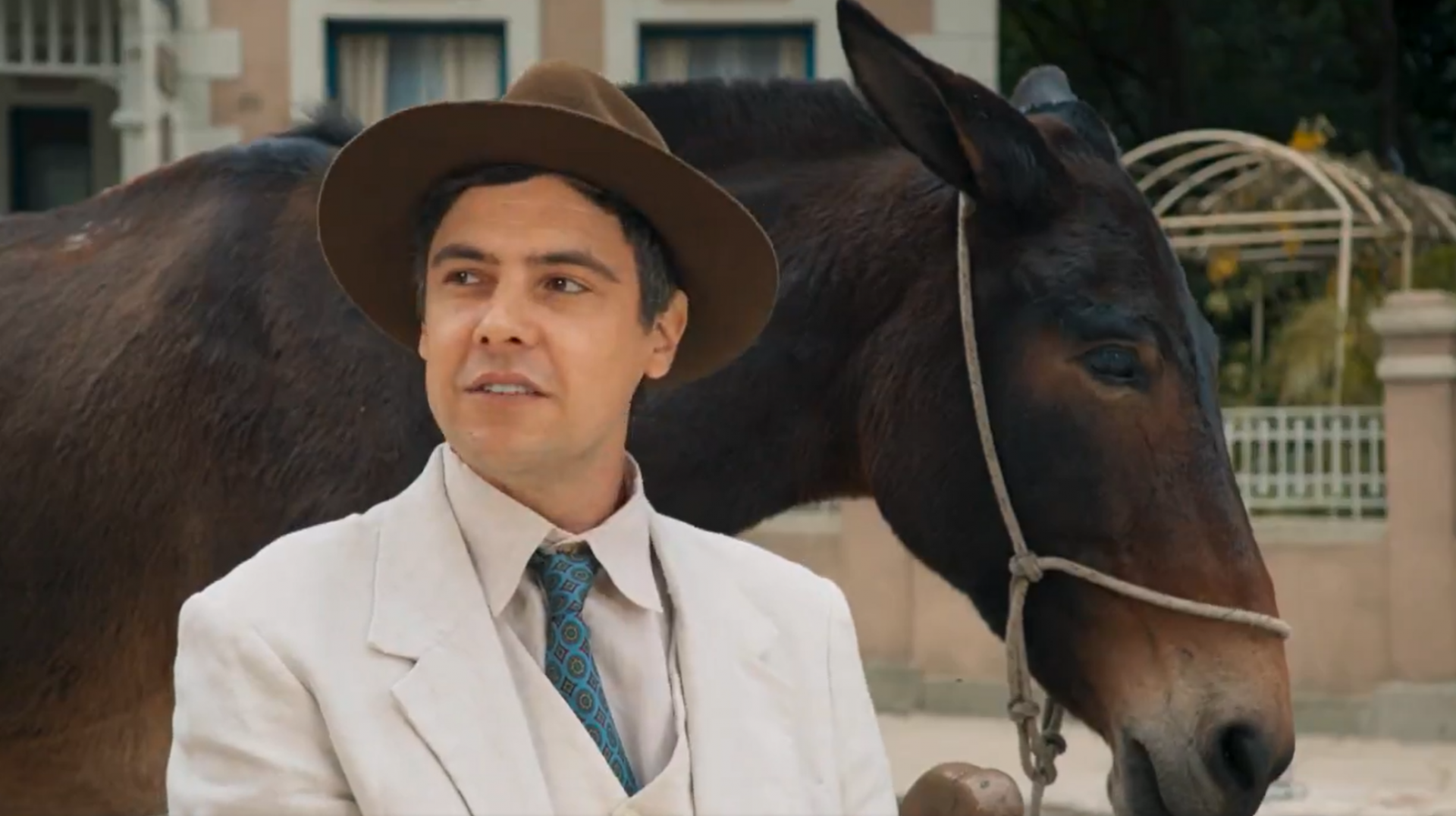  Candinho (Sergio Guizé) e Policarpo em 'Êta Mundo Melhor' - Reprodução de vídeo / TV Globo