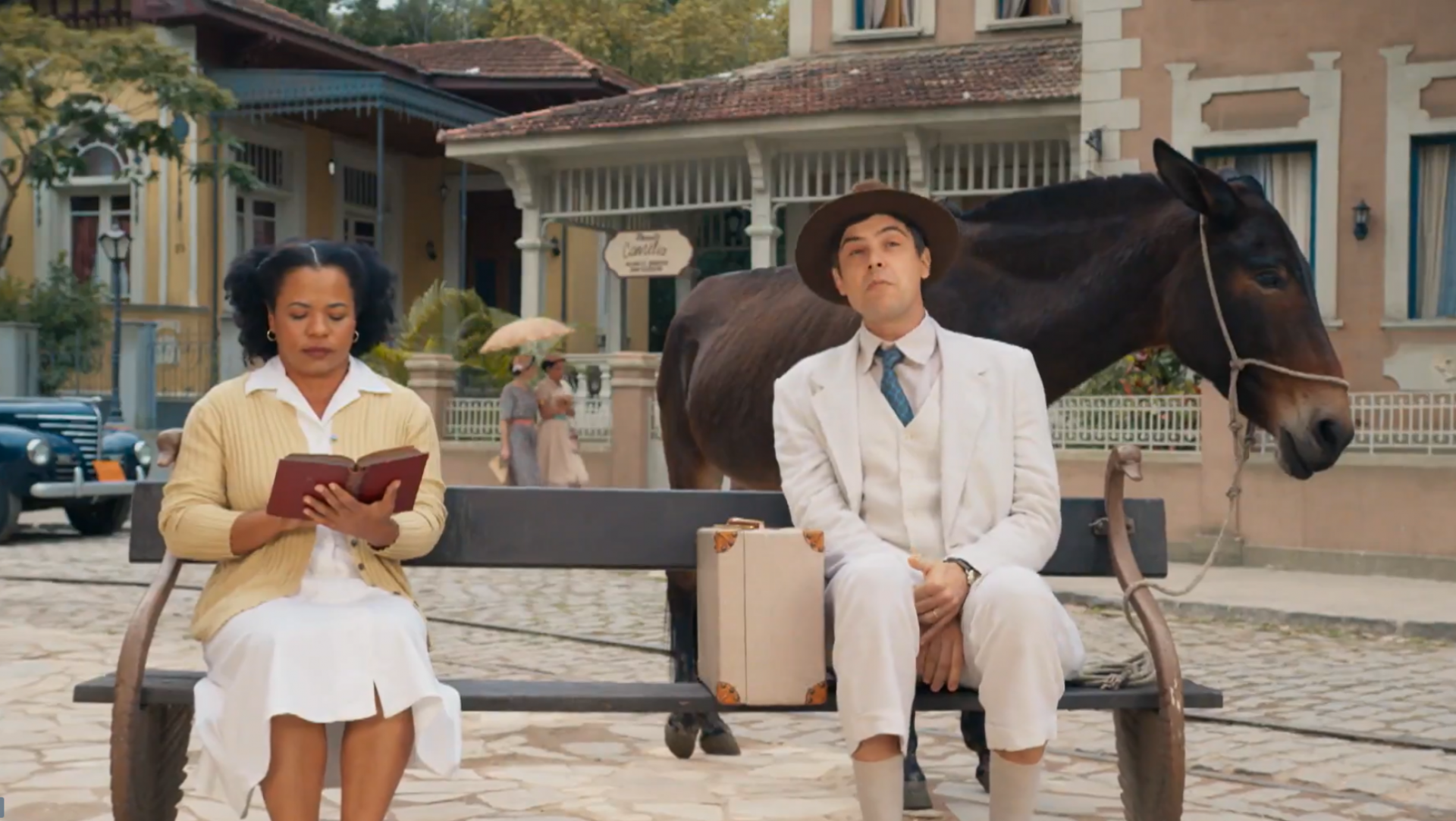  Candinho (Sergio Guizé) e Policarpo em 'Êta Mundo Melhor' - Reprodução de vídeo/ TV Globo