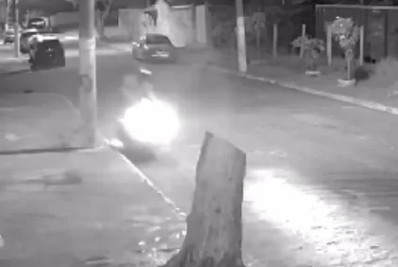 Motociclista sofre acidente após se enroscar em fio pendurado em Cabo Frio