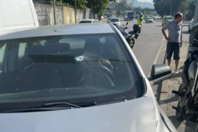 Motorista de aplicativo é baleado após tentar impedir assalto na Praça da Bandeira