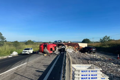 Caminhão com carga de peixe tomba na RJ-124, em Araruama, e colide com carro