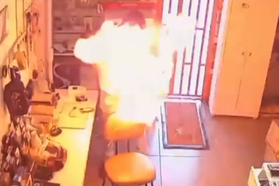 Vídeo: Celular explode nas mãos de técnico durante manutenção em loja de Goiás