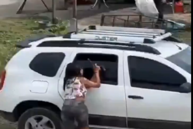 Mulher furta carro com desentupidor de pia em plena luz do dia; veja vídeo